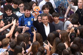 Sergio Massa sostiene un tigre