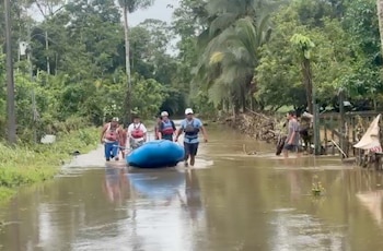 Las autoridades mantienen vigilancia sobre ríos y zonas vulnerables mientras se espera la intensificación de las lluvias por el paso de la onda tropical número 24. Crédito: Cruz Roja
