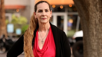 La candidata al Congreso de Arizona, Bernadette Greene-Placentia, denunció que dos hombres la violaron mientras reparaba sus carteles de campaña