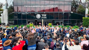 Vicente Fox cierra filas con Ernesto Ruffo y cuestiona su proceso ante la FGR.