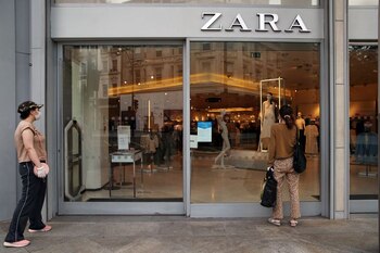 Una mujer mira a través del escaparate de una tienda de Zara durante el brote de la enfermedad del nuevo coronavirus en Londres, Reino Unido (Foto: REUTERS/Hannah McKay)