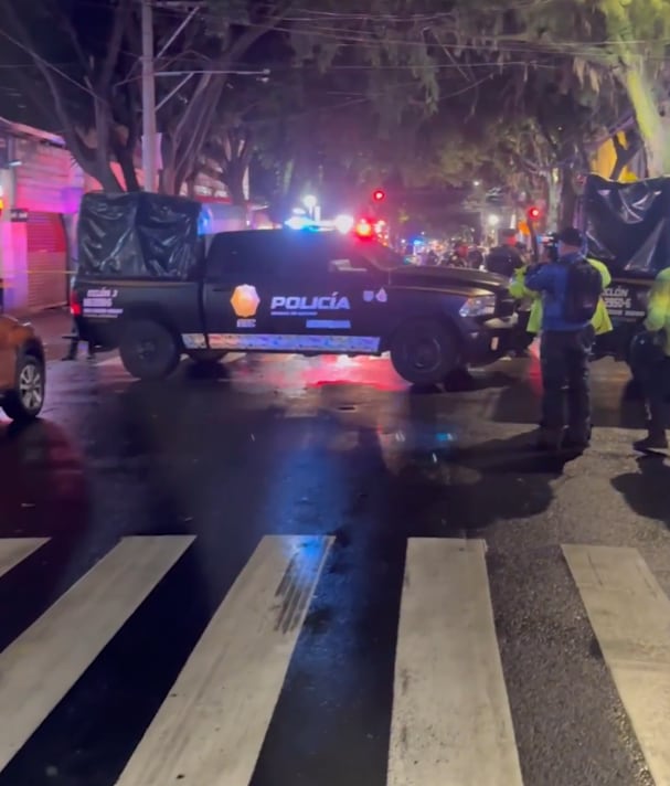 Varias patrullas y elementos de la policía resguardan una escena del crimen en la colonia Popotla, dentro de la alcaldía Miguel Hidalgo. (Captura de pantalla: Foro TV)