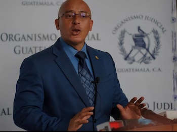 El Organismo Judicial de Guatemala afirmó que fiscales del Ministerio Público cambiaron la vestimenta de los hermanos Choc Toz para preservar posibles indicios.