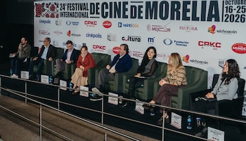Ocho personas sentadas en sillones sobre un escenario frente a un panel con los logotipos del Festival Internacional de Cine de Morelia