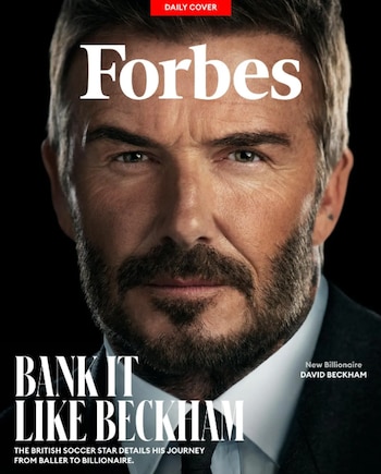 Retrato en primer plano de David Beckham con barba oscura y pelo corto, mirando directamente. Viste traje y corbata. El logo de Forbes se ve arriba