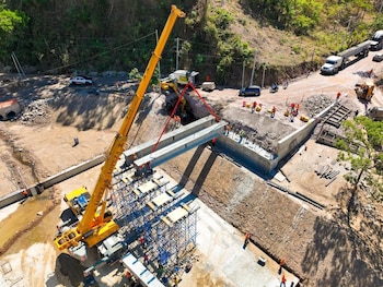El puente definitivo sobre el río Guastena en Chalatenango registra un 71% de avance y podría inaugurarse antes del invierno, según FOVIAL. (Foto cortesía FOVIAL)