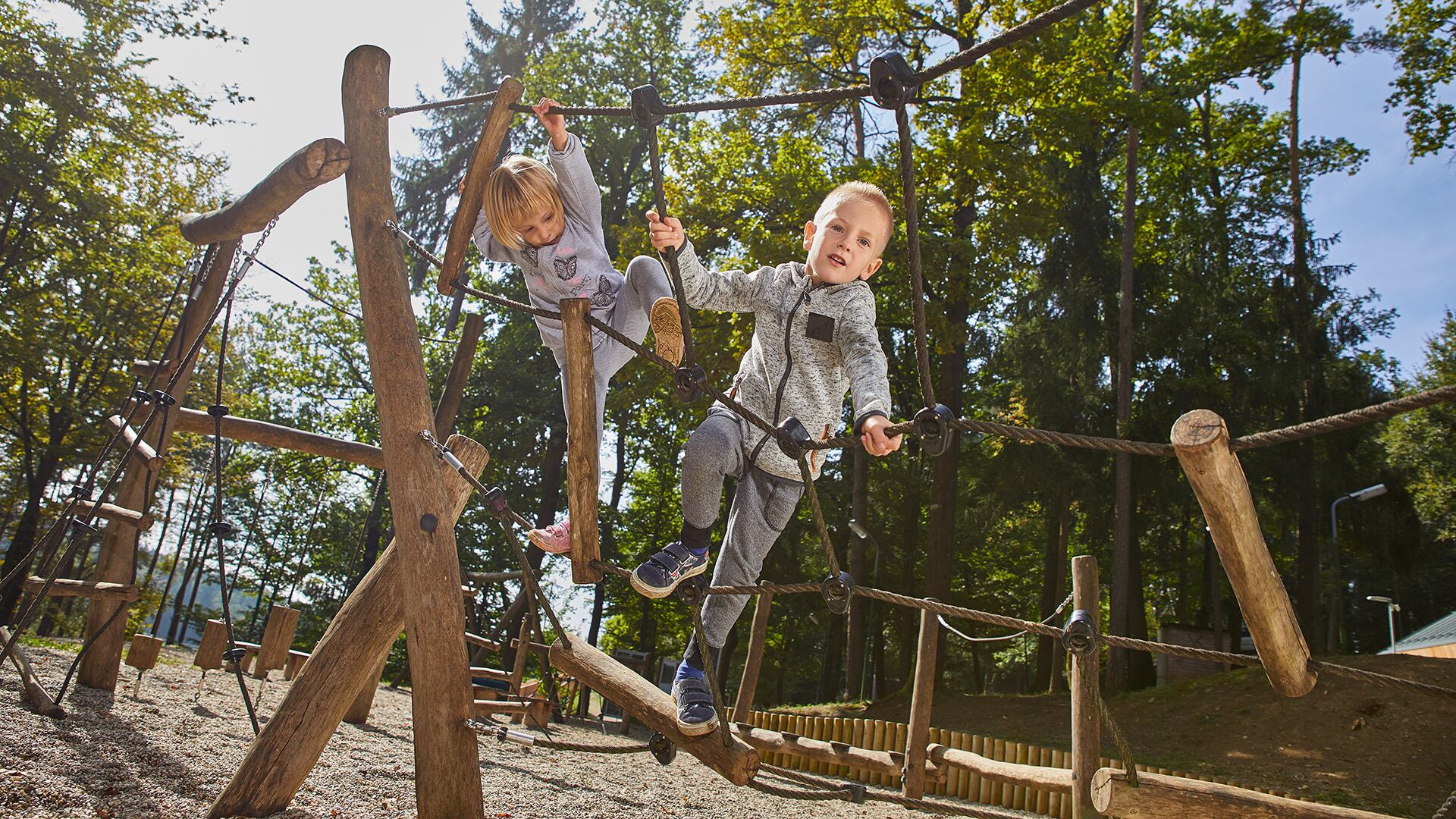 Los niños de países con servicios públicos accesibles, como salud mental y espacios recreativos, mostraron mayor bienestar sostenido (Freepik)