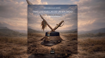Portada de libro con un kepi militar azul oscuro, una lanza de madera y un sable metálico cruzados, sobre un paisaje desértico con montañas al fondo.