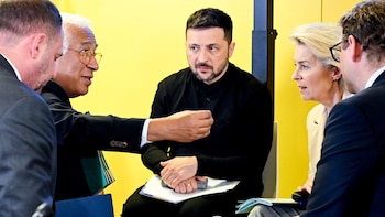 Von der Leyen, Costa y Zelenski celebran la aprobación definitiva de la ayuda a Ucrania: "Europa se mantiene firme"