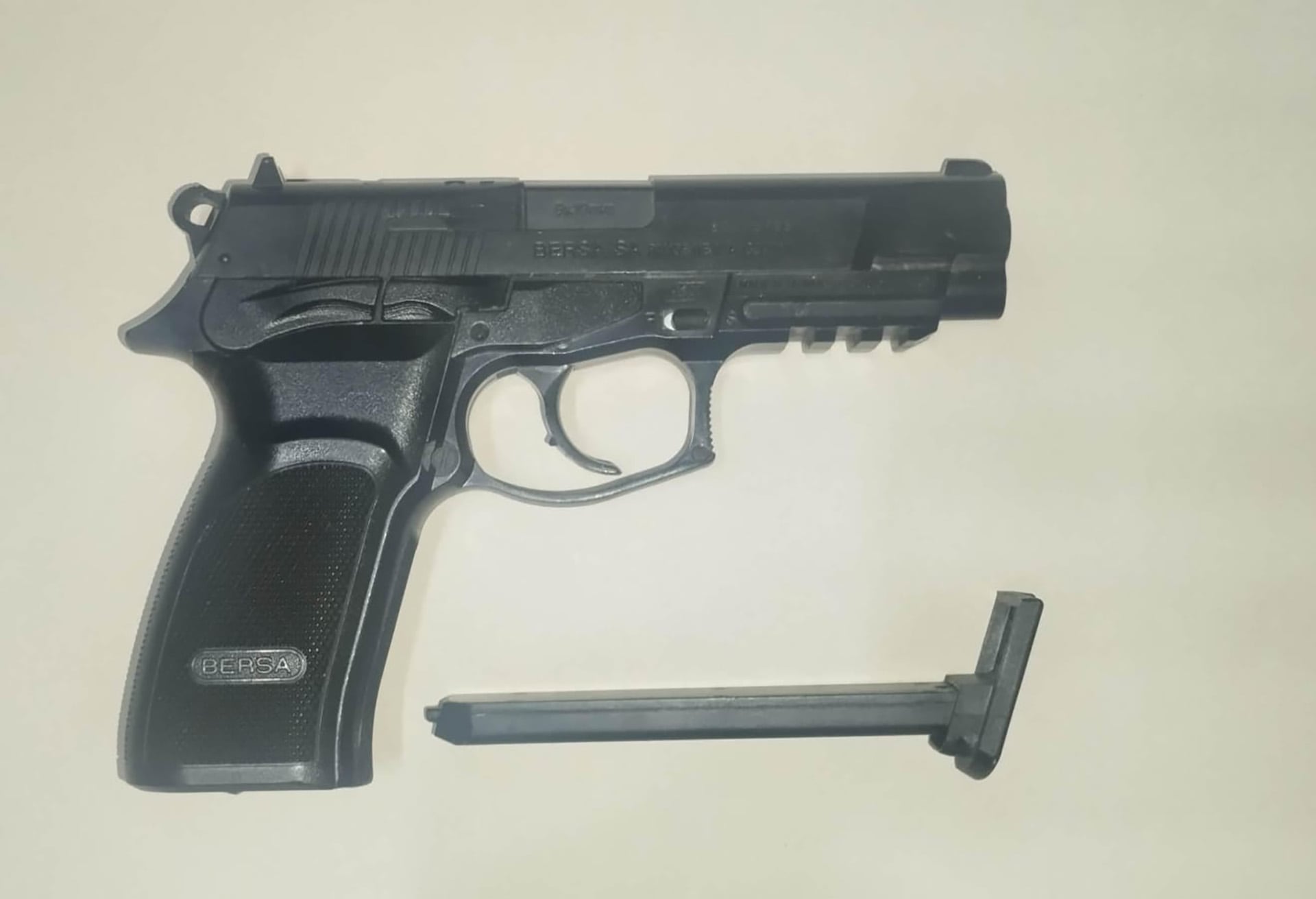 La réplica de arma de fuego y una de las llaves allen que les secuestraron a los asaltantes.