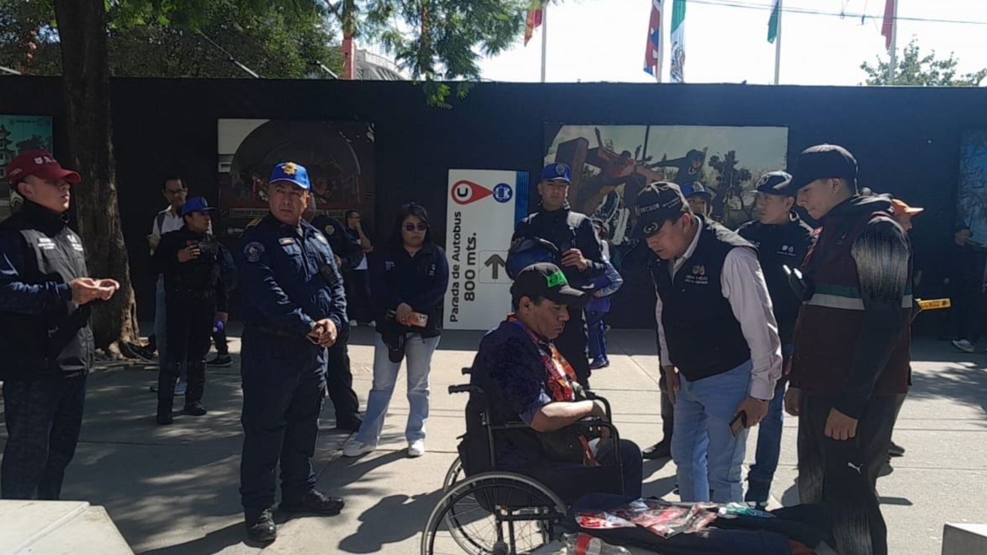 Personal de la SSC retiró a un hombre en silla de ruedas por vender artículos de la F1 afuera del Metro CDMX (X/ @SPAOVP_CDMX)