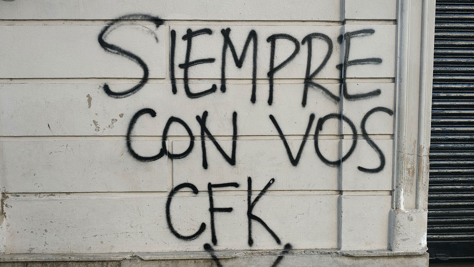 Una fachada en las inmediaciones al departamento de CFK en Constitución, vandalizada