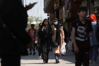 Mujeres iraníes caminan por una calle en Teherán, Irán, el 15 de abril de 2023 (Majid Asgaripour/WANA vía REUTERS)