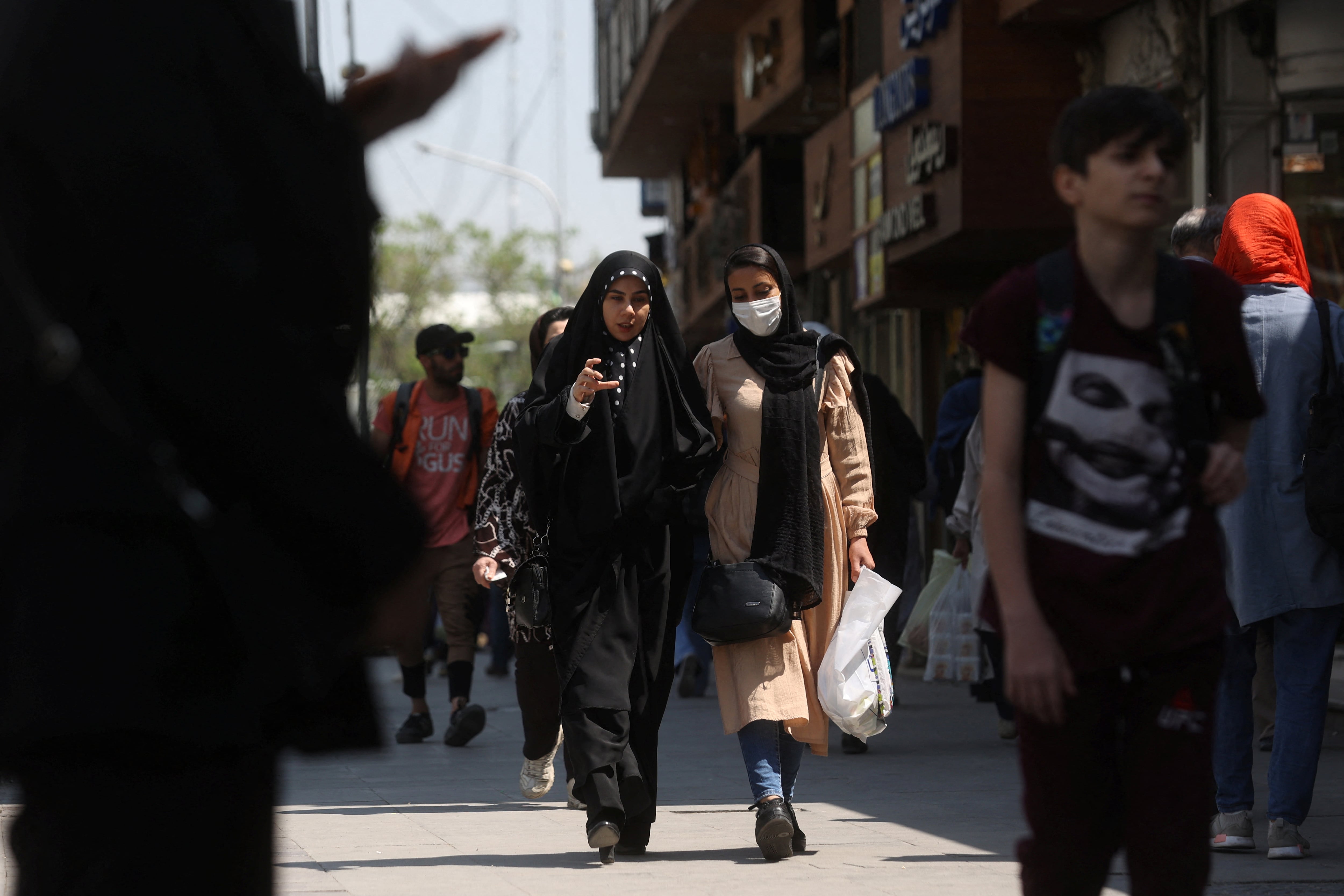 Mujeres iraníes caminan por una calle en Teherán, Irán, el 15 de abril de 2023 (Majid Asgaripour/WANA vía REUTERS)