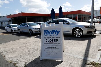 Un local de alquiler de coches cerrado debido a la caída del negocio causada por el coronavirus en Honolulu, Hawai, EE.UU., el 28 de abril de 2020 (REUTERS/Marco García)