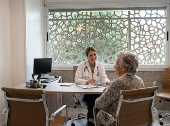 Cómo el envejecimiento poblacional desafía la atención integral y personalizada de las personas mayores