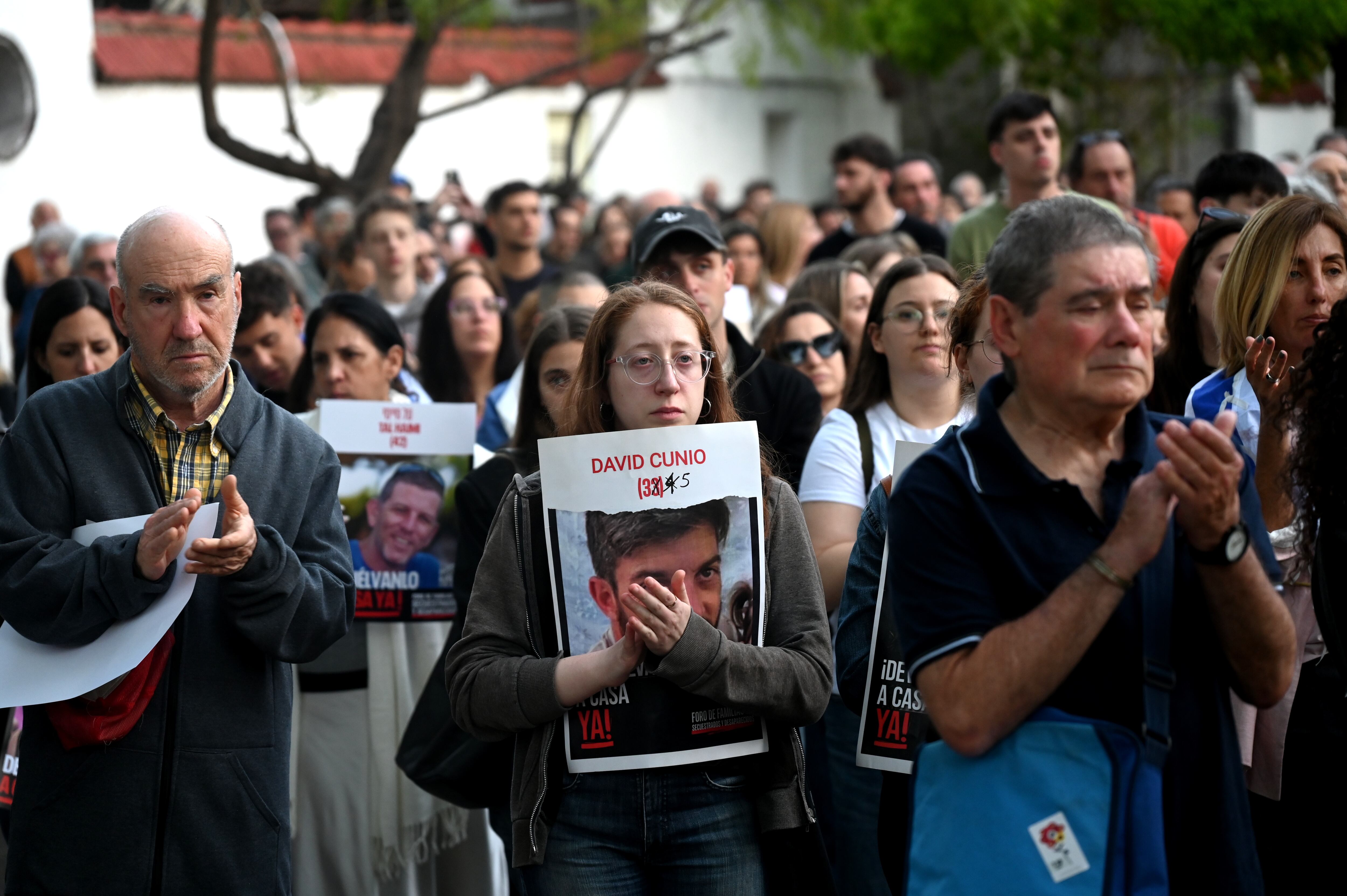 El público llevó pancartas con las caras de las personas secuestradas por Hamas (RS Fotos)