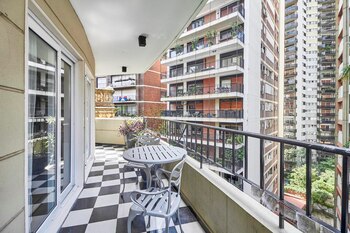 Con balcón sobre la calle