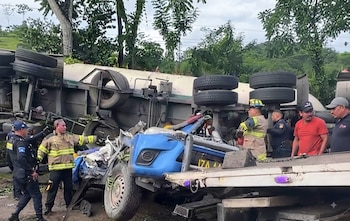 Las autoridades investigan las causas del choque en Izabal y aún no confirman si fue detenido Nery Sau Palala Contreras, conductor del camión cisterna con placas C-104BPV.