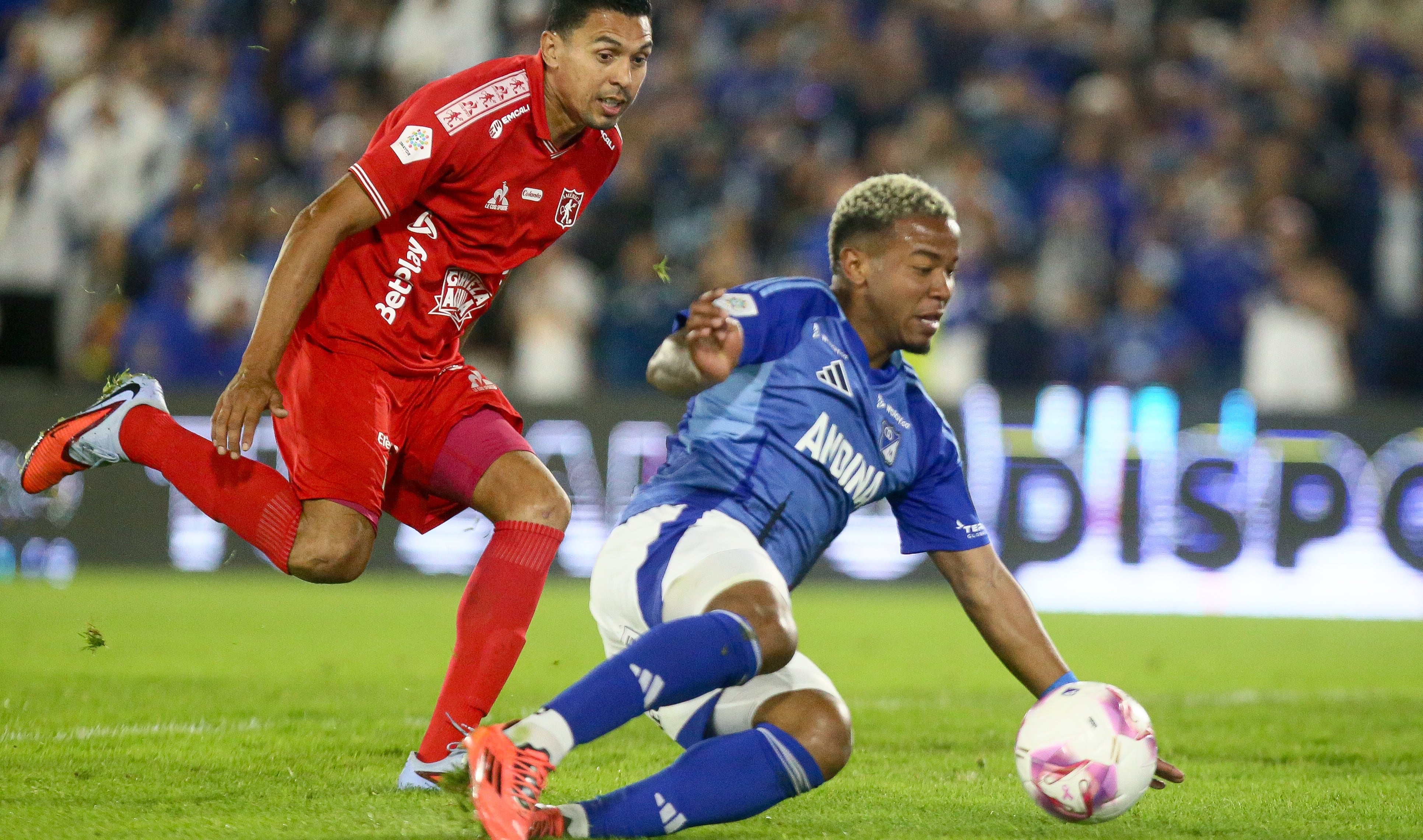 América vs. Millonarios es uno de los clásicos del fútbol profesional colombiano. Entre ambos clubes suman 31 títulos de liga - crédito Colprensa