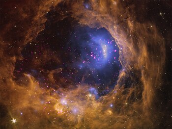 NGC 3324 es un cúmulo abierto en la constelación austral de Carina, ubicado al noroeste de la Nebulosa Carina (NGC 3372) a una distancia de 7600 años luz de la Tierra