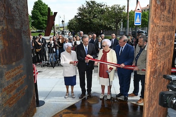 El alcalde de Gernika, José María Gorroño (2i), y el secretario de Estado de Memoria Democrática, Fernando Martínez (2d), durante la inauguración de la escultura Puerta de la Paz con motivo del 89 aniversario del bombardeo de Gernika (David de Haro / Europa Press)