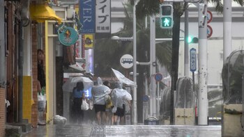 Varias personas caminan por Kokusai-dori