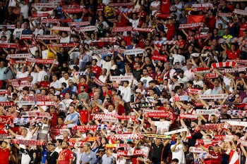 Aficionados del Sevilla cantan el himno antes del partido del grupo B de la Liga de Campeones entre Sevilla FC y RC Lens, durante el partido de la primera vuelta. (EFE/ Julio Muñoz)