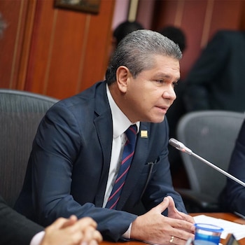 El senador José Luis Pérez,