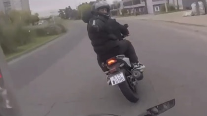 Video: asaltaron a un motociclista, la cámara GoPro de la víctima registró el momento y quedaron detenidos 