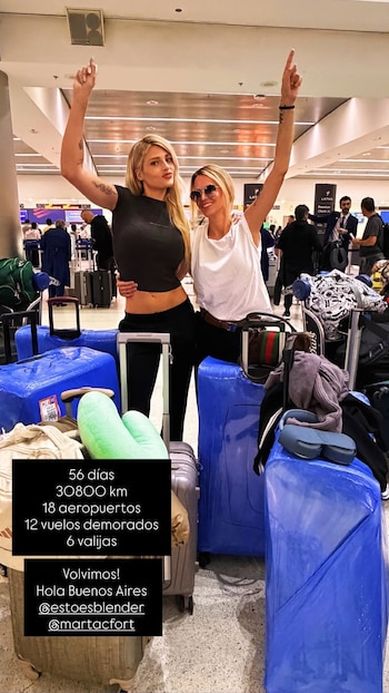Dos mujeres en un aeropuerto con valijas. Texto superpuesto con 56 días, 30800 km, 18 aeropuertos, 12 vuelos demorados y 6 valijas
