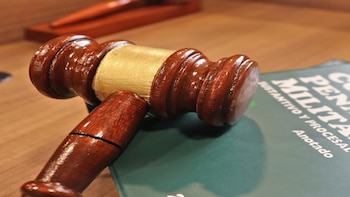 Exjuez penal militar fue acusado por extorisionar a un capitán del Ejército: le había ofrecido $40 millones para salvarlo de un proceso judicial