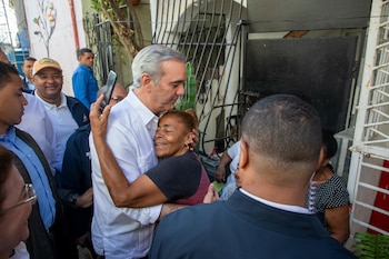 El presidente visita una de las zonas afectadas por las lluvias y ofrece apoyo a las familias damnificadas en el Distrito Nacional (Foto cortesía @PresidenciaRD).