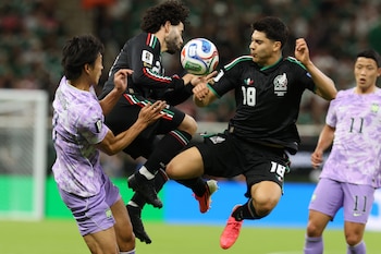 Obed Vargas (2d) de México disputa el balón con Cho Gue-sung (i) de Corea del Sur este jueves, en un partido del grupo A del Mundial de la FIFA 2026 entre México y Corea del Sur, en el estadio Akron en Guadalajara (México). EFE/ Alex Cruz
