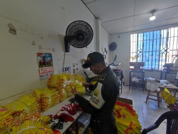 El lugar allanado por las autoridades sería un punto de comercialización de las camisetas falisficadas - crédito Policía Nacional