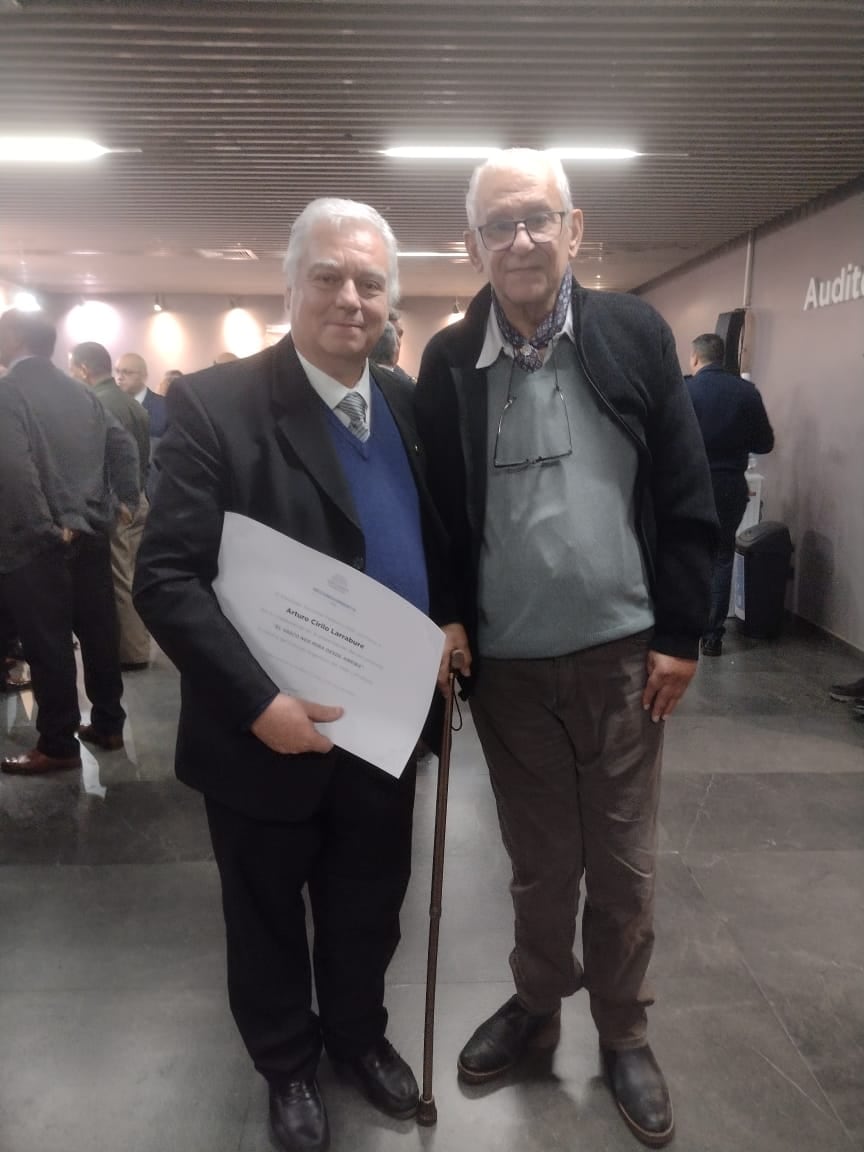 Arturo Cirilo Larrabure (izquierda) junto a Jorge Fernández, soldado herido en la defensa del ataque a la Fábrica Militar de Villa María (Dirección de Cultura, Museo y Extensión Federal de la Cámara de Diputados de la Nación)