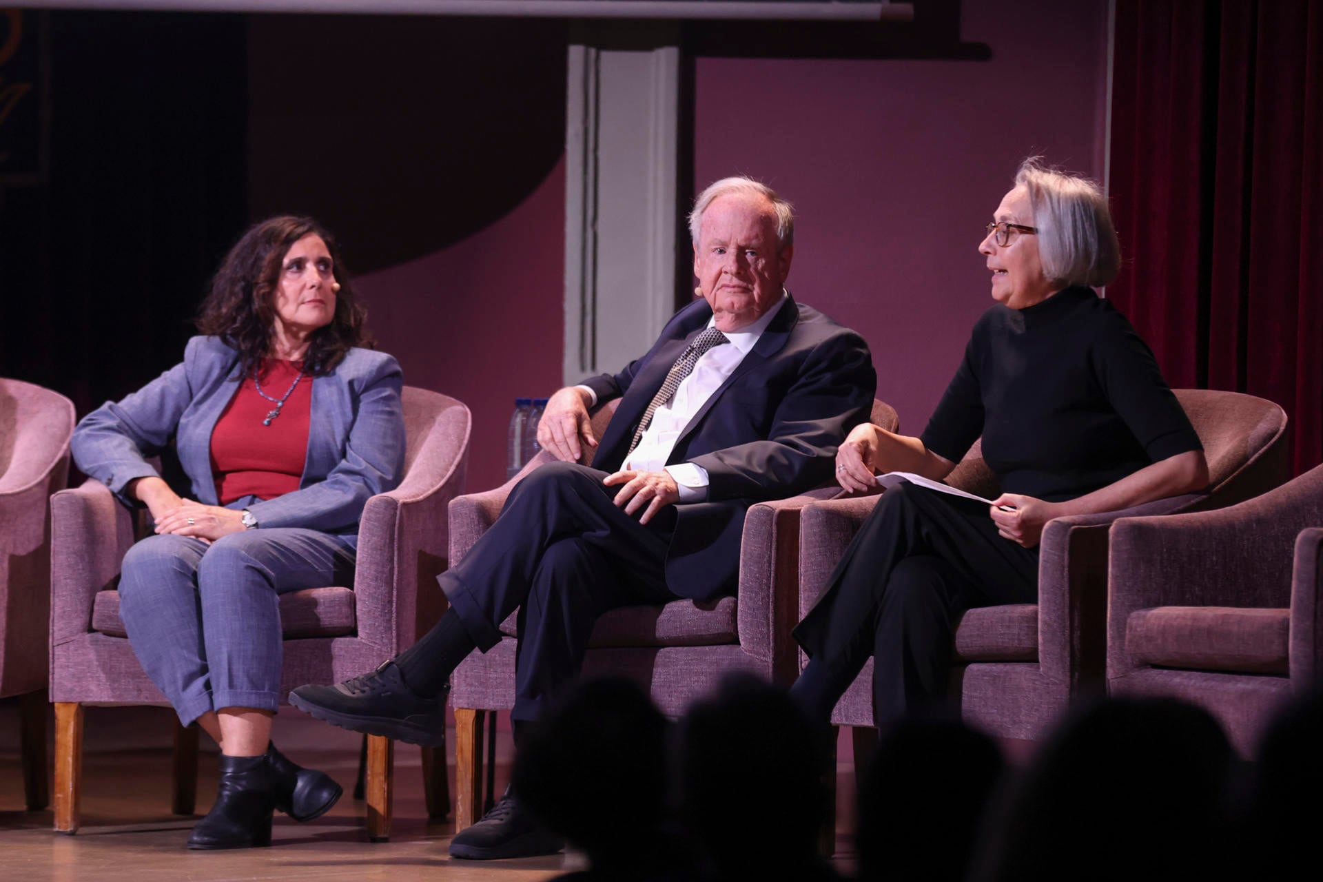 Maribel Luque, directora literaria de la Agencia Carmen Balcells, David Gallagher, columnista y ex profesor de literatura en Oxford, y la escritora Gina Montaner, durante el homenaje a Mario Vargas Llosa