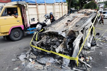 Los fanáticos destrozaron y quemaron