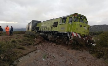 Las precipitaciones erosionaron el terraplén ferroviario y dejaron la locomotora principal parcialmente suspendida en el tramo entre Sierra Colorada y Los Menucos