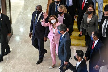 Nancy Pelosi saluda tras su