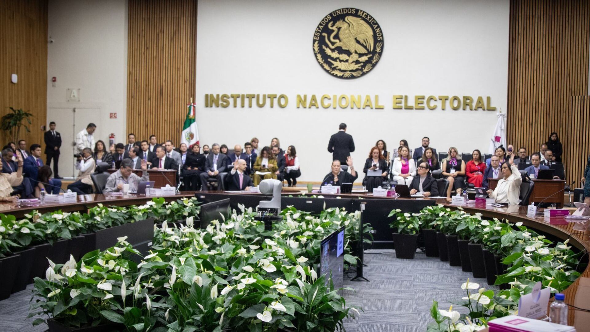 Kenia López Rabadán solicitó al INE fijar una postura clara sobre un posible conflicto de interés que involucra a Jesús Octavio García González, director de Administración del organismo.