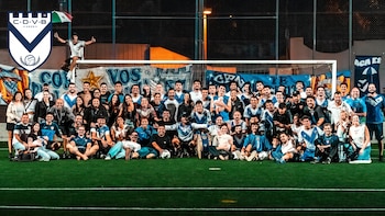 La historia de un grupo de hinchas de Vélez que fundó un club en Barcelona: “Arrancamos con nada y tenemos una comunidad hermosa”