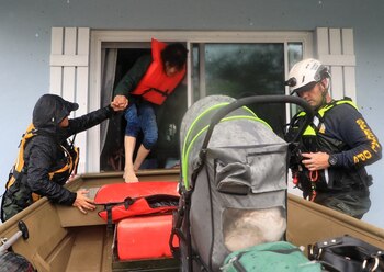 Organizaciones de base juegan un papel crucial en el apoyo a grupos vulnerables durante emergencias. (REUTERS)