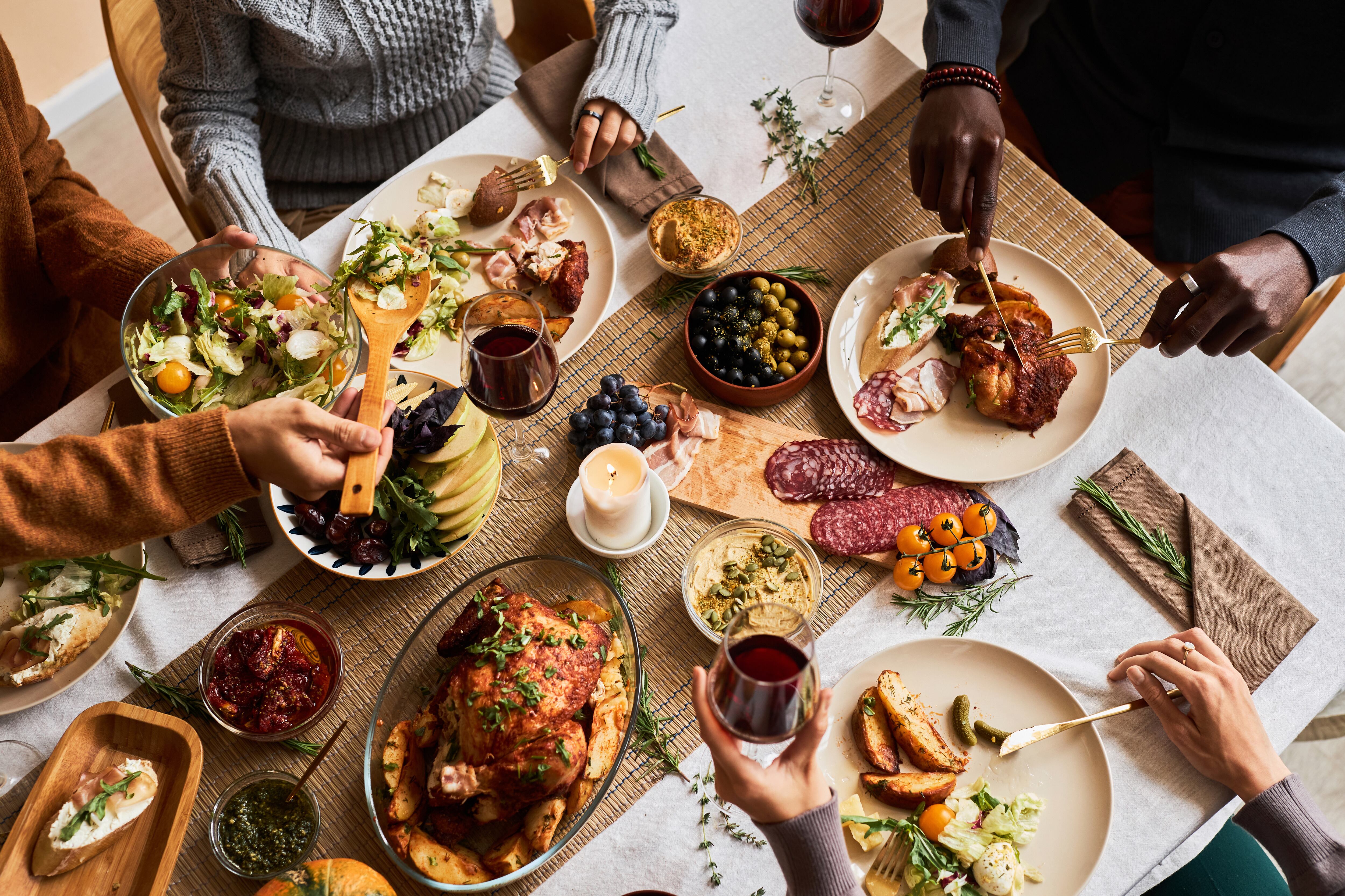 Imagen de recurso de una cena. (Adobe Stock)