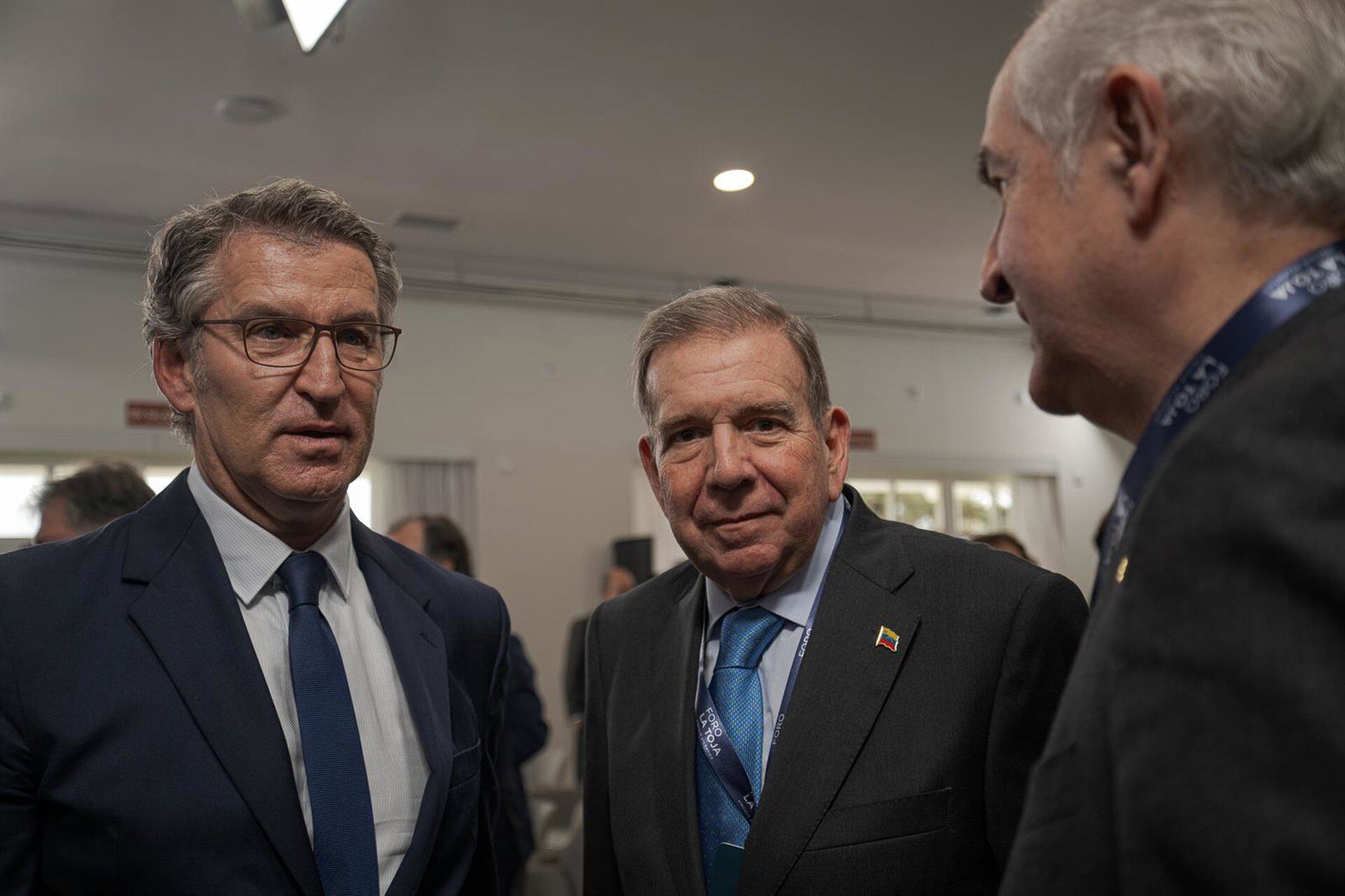 04/10/2024 El líder opositor de Venezuela, Edmundo González saluda al presidente del Partido Popular, Alberto Núñez Fiejóo, durante la segunda jornada del Foro La Toja, a 4 de octubre de 2024, en la Illa de Toxa, Pontevedra, Galicia (España). El Foro La Toja - Vínculo Atlántico 2024, que celebra su sexta edición, se ha afianzado como una cita de referencia en el debate intelectual y académico, con la presentación de ponencias, debates y mesas redondas de alto nivel.
POLITICA
Elena Fernández - Europa Press