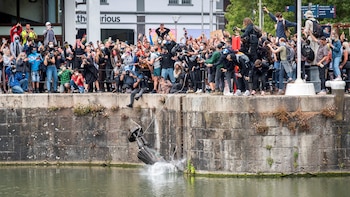 El libro no abordó la controversia por los vínculos del National Trust con la esclavitud ni el derribo de la estatua de Edward Colston en Bristol en 2020 (Keir Gravil via REUTERS)
