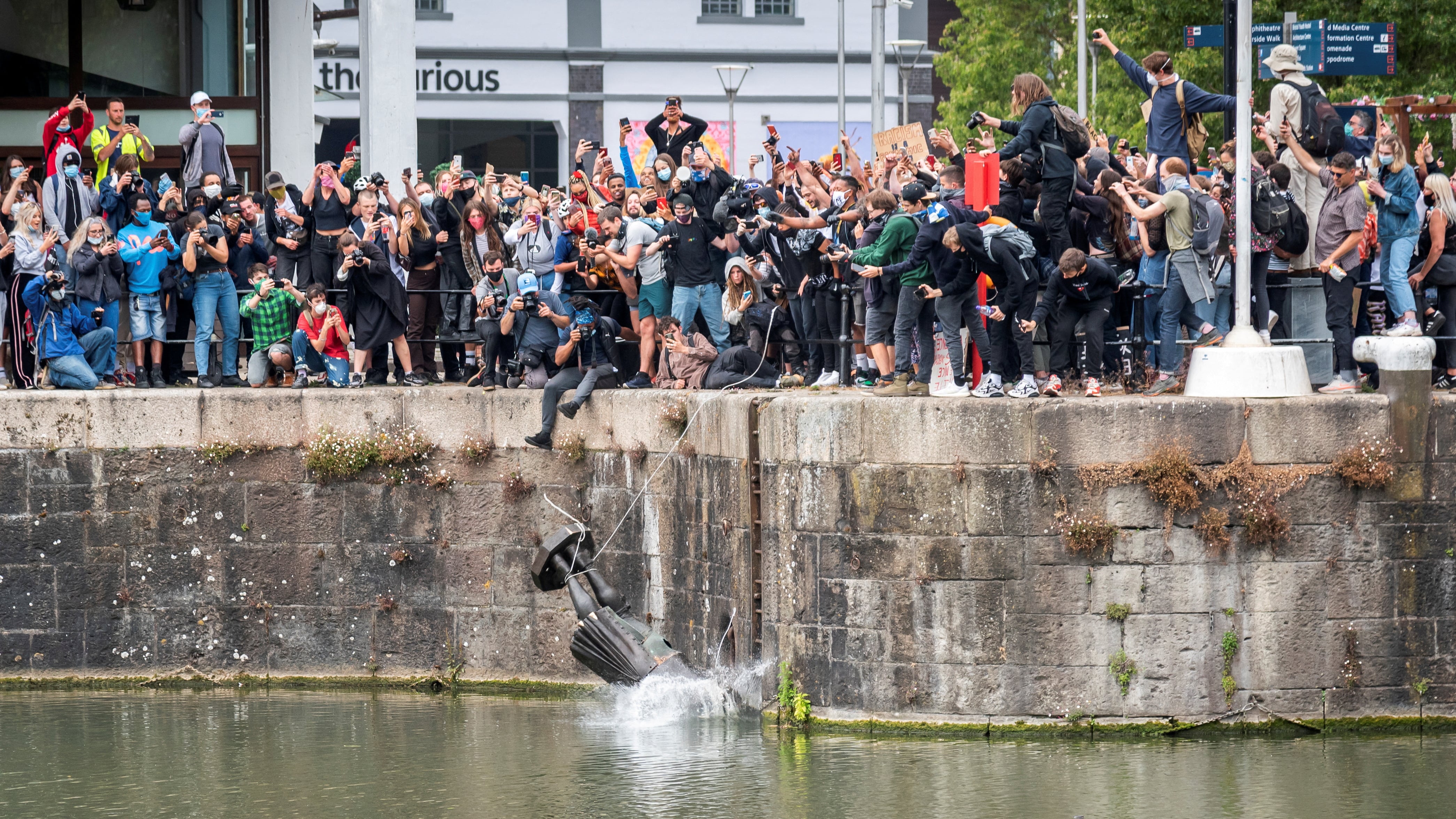 El libro no abordó la controversia por los vínculos del National Trust con la esclavitud ni el derribo de la estatua de Edward Colston en Bristol en 2020 (Keir Gravil via REUTERS)