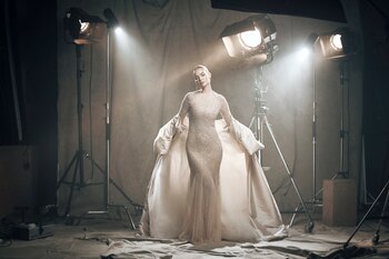 Laura Escanes, espectacular con vestido