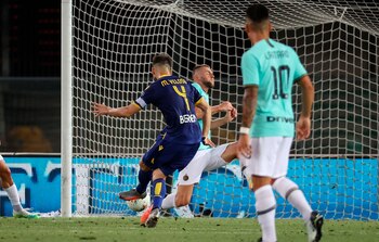 Veloso frustra al Inter. EFE/EPA/SIMONE