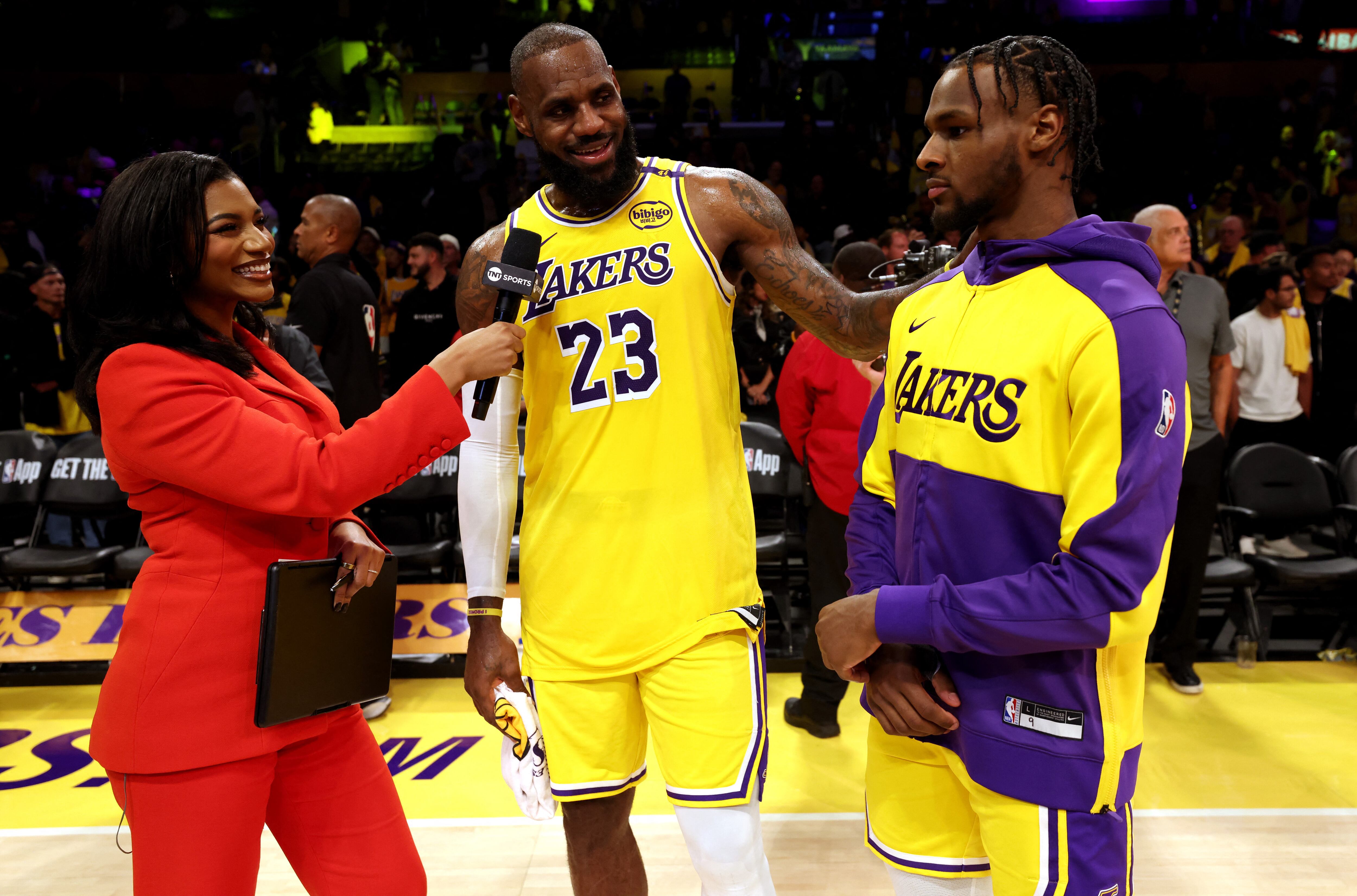 LeBron revela que la comunicación con Bronny cambió tras su incorporación al equipo, reflejando una nueva dinámica familiar en la NBA
(Mandatory Credit: Jason Parkhurst-Imagn Images)